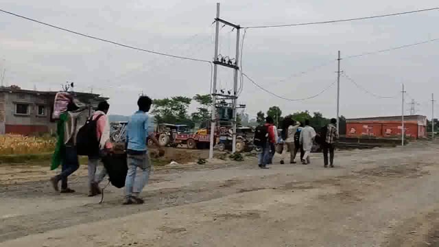 दिल्ली में लोक डॉन की आशंका को लेकर मजदूर आ रहे हैं अपने घर, होली के बाद कमाने गए थे दूसरे परदेस