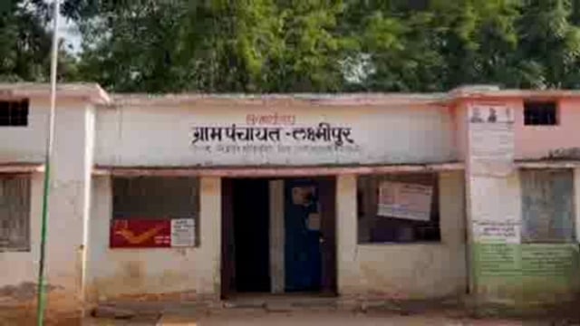 ग्रामीणों ने सचिव पर लगाया शौचालय में लाखो के भ्रष्टाचार करने का आरोप।