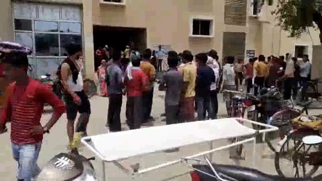 मुआवजे को लेकर ग्रामीणों ने इटवाँ में मुख्य सड़क को किया जाम,चार थानों की पुलिस पहुँची घटनास्थल