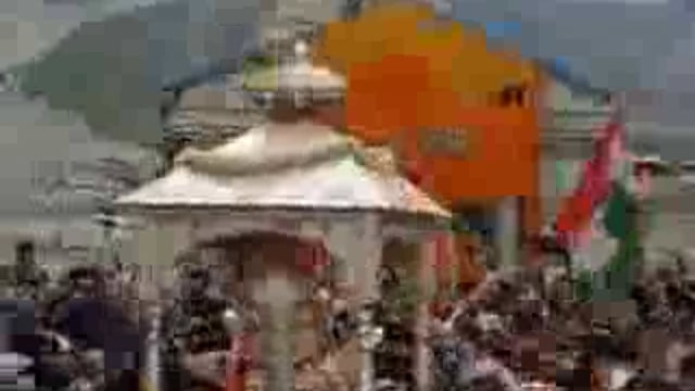 बाबा केदारनाथ मंदिर के कपाट खुलने पर भक्तों का उमड़ी भीड़