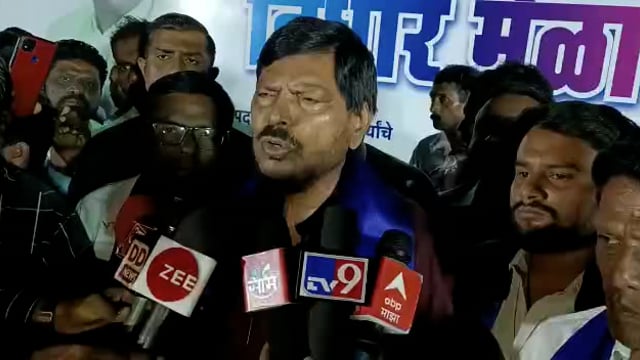 राज ठाकरे यांनी आग लावण्याचे काम करू नये- रामदास आठवले