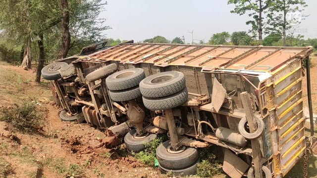 अनियंत्रित होने से ट्रक पलटी ,बाल बाल बचे चालक व उप चालक