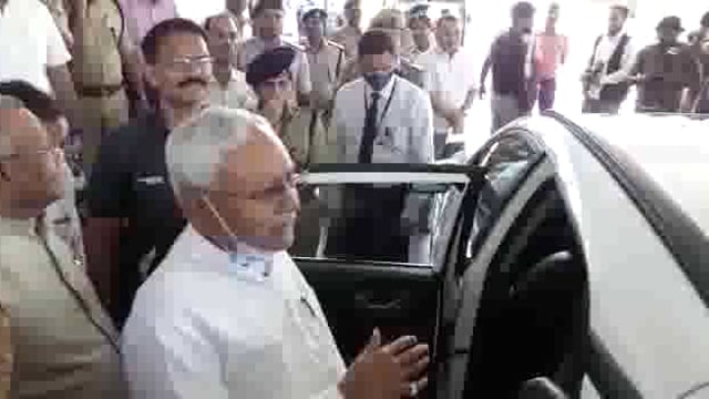 पत्रकारों से बात करते हुए 15 सालों में कोई विकास नहीं हुआ ऐसा विपक्ष कहता है, तो मुख्यमंत्री ने प्रश्न का उत्तर दिया