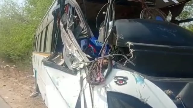 बस और हाईवा के बीच टक्कर, चालक जख्मी