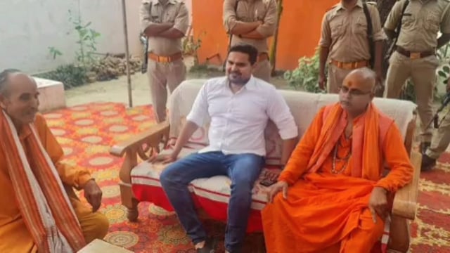 पं•विशनोहरपुर निवासी सदर विधायक प्रतीक भूषण शरण सिंह क्षेत्र भ्रमण के दौरान कई जगह मांगलिक कार्यक्रम में शामिल 