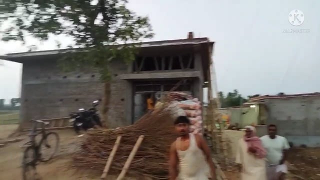 बांस खूंटा के सहारे बिजली जलाने वाले दर्जनों गनोरा गाँव के लोगों ने बिजली विभाग के खिलाफ किया प्रदर्शन