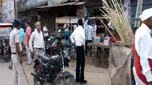 हिलसा शहर के योगीपुर मोड़ के समीप एसडीओ राधाकांत के नेतृत्व में चलाया गया अतिक्रमण हटाओ अभियान