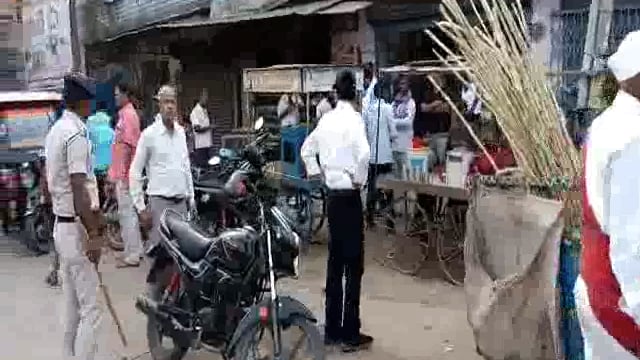 हिलसा शहर के योगीपुर मोड़ के समीप एसडीओ राधाकांत के नेतृत्व में चलाया गया अतिक्रमण हटाओ अभियान