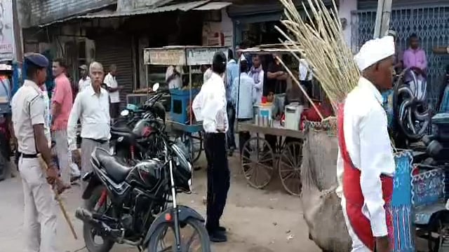 हिलसा शहर के योगीपुर मोड़ के समीप एसडीओ राधाकांत के नेतृत्व में चलाया गया अतिक्रमण हटाओ अभियान