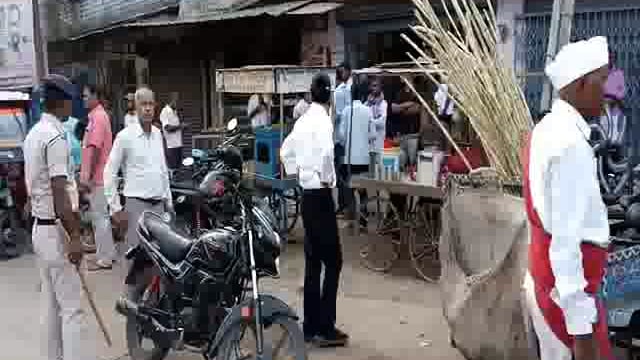 हिलसा शहर के योगीपुर मोड़ के समीप एसडीओ राधाकांत के नेतृत्व में चलाया गया अतिक्रमण हटाओ अभियान