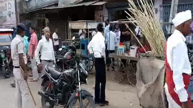 हिलसा शहर के योगीपुर मोड़ के समीप एसडीओ राधाकांत के नेतृत्व में चलाया गया अतिक्रमण हटाओ अभियान