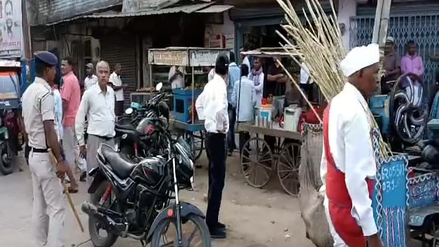 हिलसा शहर के योगीपुर मोड़ के समीप एसडीओ राधाकांत के नेतृत्व में चलाया गया अतिक्रमण हटाओ अभियान