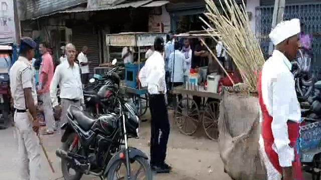 हिलसा शहर के योगीपुर मोड़ के समीप एसडीओ राधाकांत के नेतृत्व में चलाया गया अतिक्रमण हटाओ अभियान