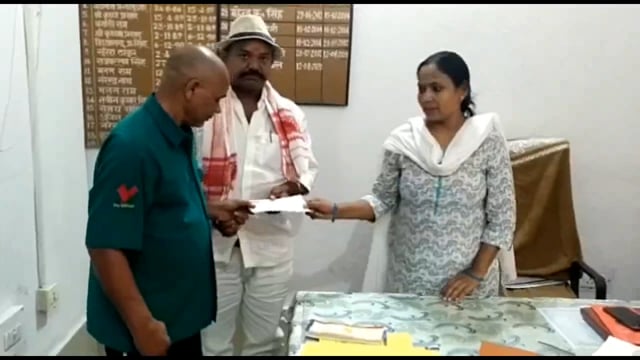 केमिकल फैक्ट्री में हादसा में हुई मौत के बाद मृतक के परिजन को सीओ ने दिया दो लाख का चेक