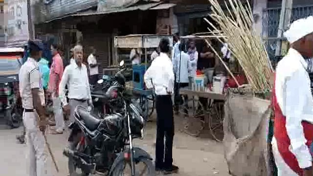 हिलसा शहर के योगीपुर मोड़ के समीप एसडीओ राधाकांत के नेतृत्व में चलाया गया अतिक्रमण हटाओ अभियान