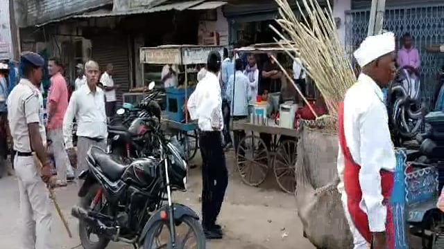 हिलसा शहर के योगीपुर मोड़ के समीप एसडीओ राधाकांत के नेतृत्व में चलाया गया अतिक्रमण हटाओ अभियान