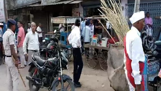 हिलसा शहर के योगीपुर मोड़ के समीप एसडीओ राधाकांत के नेतृत्व में चलाया गया अतिक्रमण हटाओ अभियान