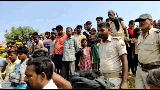 बिंद में ट्रैक्टर पलटनेसे एक कि मौत व दो घायल