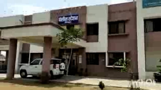 चिमूर-वरोरा राष्ट्रीय महामार्गावरील खडसंगी येथे 20 गायी कोंबून नेणारे आयशर वाहन पोलिसांनी घेतले ताब्यात.