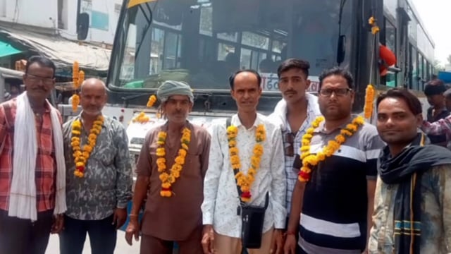 बारां से करवाड बस शुरू होने पर मांगरोल में बस चालक व परिचालक को माला पहना कर किया सम्मान