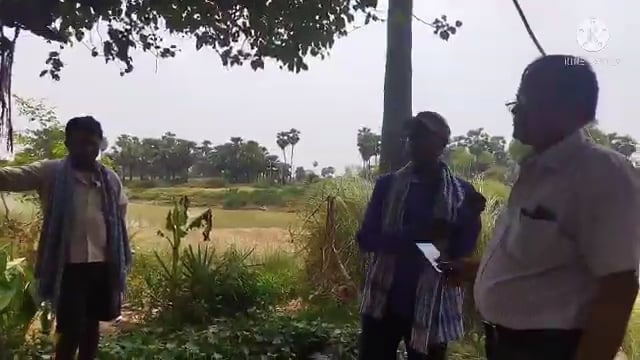 आवास योजना का सत्यापन करनें ग्रामीणों से मिलनें पहुँचें प्रखण्ड विकाश पदाधिकारी