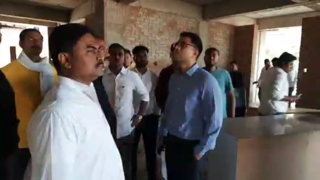 डीएम ने सदर अस्पताल में निर्माणाधीन बहुमंजिला भवन का किया निरीक्षण,  संवेदक को दिया आवश्यक दिशा निर्देश
