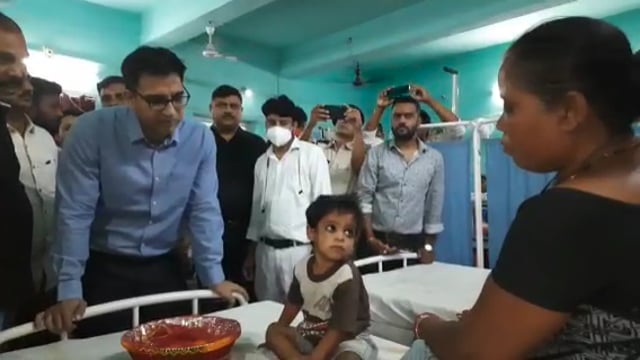 जिलाधिकारी ने सदर अस्पताल स्थित पोषण एवं पुनर्वास केंद्र का किया निरीक्षण, केंद्र में भर्ती बच्चों के बीच बांटा फल