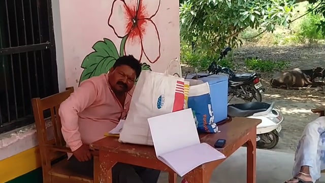 तरबगंज ग्राम पंचायत सुंदरता के परिषदीय विद्यालय में शिविर लगाकर 30 किशोर किशोरियों को लगाई गई कोराना वैक्सीन