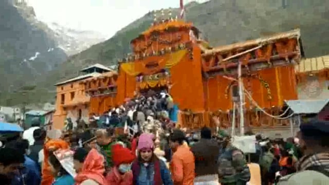 भू-वैकुंठ नगरी श्री बदरीनाथ धाम के कपाट खुले।*
*स्थान----बद्रीनाथ,चमोली