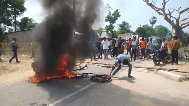 मुख्य मार्ग हसनगंज से कटिहार जाने वाली सड़क पर खिलाड़ियों ने खेल का मैदान ना होने से टायर जलाकर घंटों किया प्रदर्शन