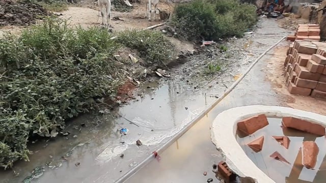 चानन : नरसुडीह गांव के मुख्य सड़क पर जलजमाव से हो रही परेशानी ।