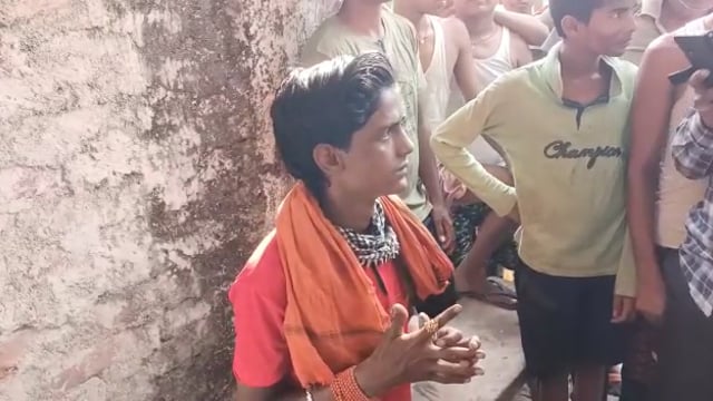 सिमरा चौक पर एक दुकान में चोरी करते हैं स्थानीय लोगों ने एक चोर को रंगे हाथों पकड़ा किया पुलिस के हवाले