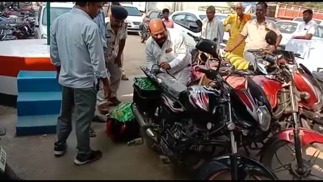 पचवारा चेक पोस्ट पर बाइक सवार दो युवक 100 बोतल देसी शराब के साथ गिरफ्तार।