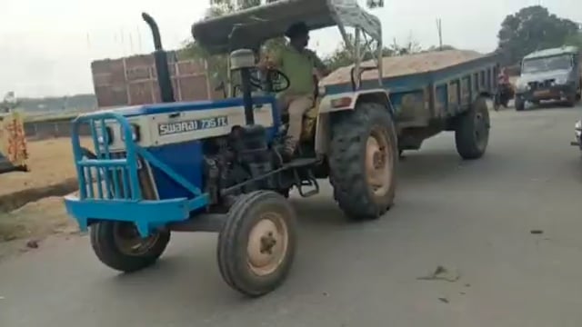 जम्होर पुलिस ने पिपरा मोड़ से अवैध बालू लदे दो ट्रैक्टरों को पकड़ा