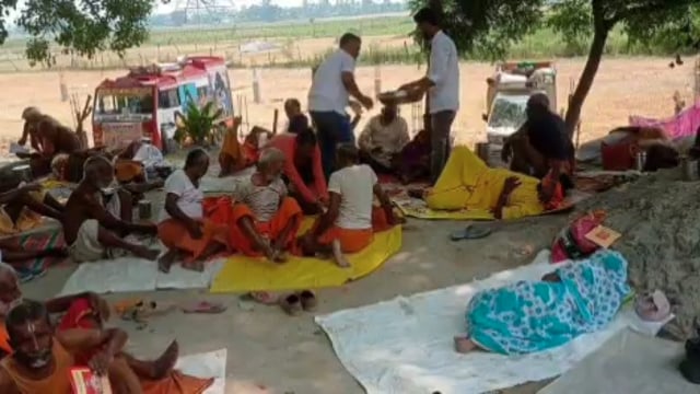 हिंदू संगठन कार्यकर्ताओं द्वारा क्षेत्र में जगह-जगह 84 कोसी परिक्रमा करने आए महात्माओं का किया गया स्वागत