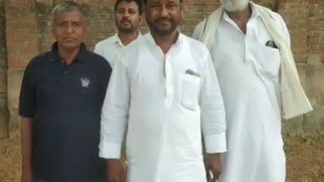 गजकुंडा पंचायत के मुखिया प्रत्याशी प्रतिनिधि मो शमीम ने जनसंपर्क कर लोगों से मतदान की अपील की।