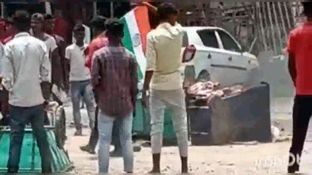 सुगौली बस स्टैंड पर बेरोजगारों ने किया चौक जाम,सेना में जल्दी बहाली की कर रहे थे मांग।पुलिस ने की कार्रवाई।