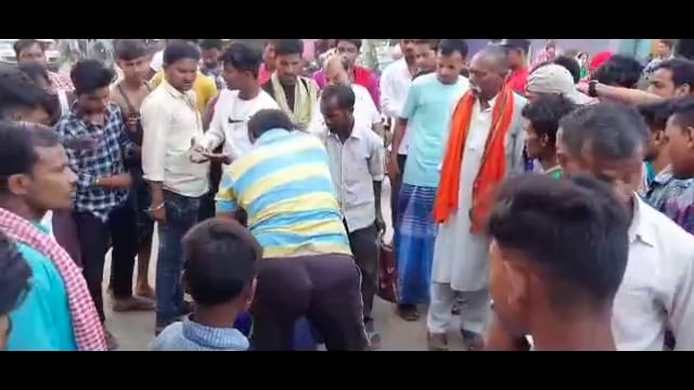 अमरपुर : दो बकरा चोरों ने बीच सड़क पर चाकू दिखा कर लोगों को डराया लोगो ने की जम कर धुनाई किया पुलिस के हवाले किया l