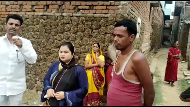 जिला परिषद सदस्या ने डुमरा में आवास योजना से वंचित घरों का की निरीक्षण