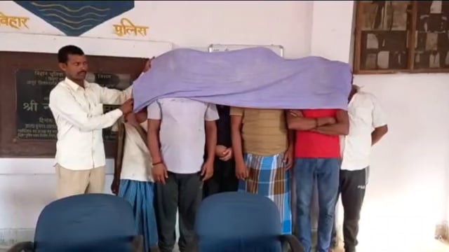 एएलटीएफ व सिकन्दरा पुलिस की संयुक्त कारवाई में 7 लीटर देशी महुआ शराब के साथ छह को किया गिरफ्तार