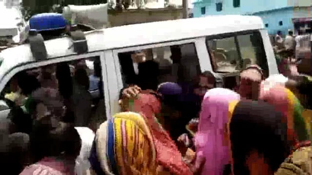 गौरा चौक के समीप से ईंट लदा ट्रैक्टर लेकर भाग रहे चोर को पुलिस ने किया गिरफ्तार ,वाहन बरामद