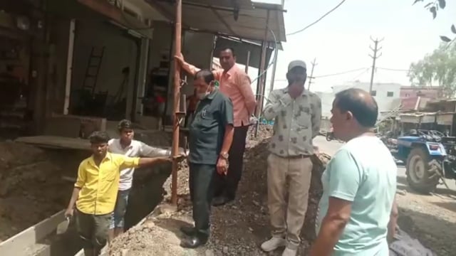 माकड़ोन नगर निकाय सीएमओ ने डेलची रोड पर बन रहे नाले का किया औचक निरीक्षण रहवासियों ने समस्या बताई
