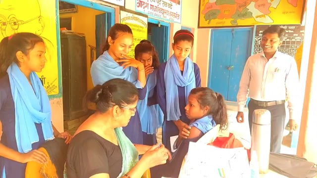 हसनगंज के आदर्श मध्य विद्यालय हसनगंज में 12 से 13 वर्ष के छात्र व छात्राएं को दिया गया कोरोना टीका