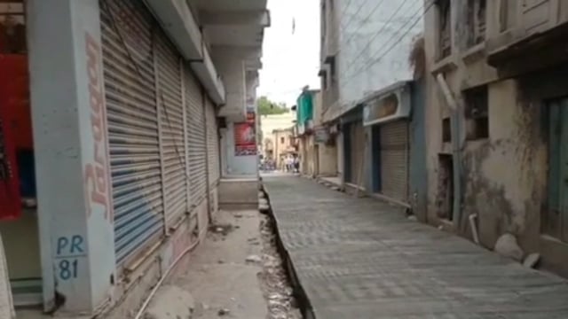 प्रहारचा प्रहार ;  निकृष्ट दर्जाच्या कामाची तक्रार करताच रातोरात रस्त्याचे काम नव्याने सुरू