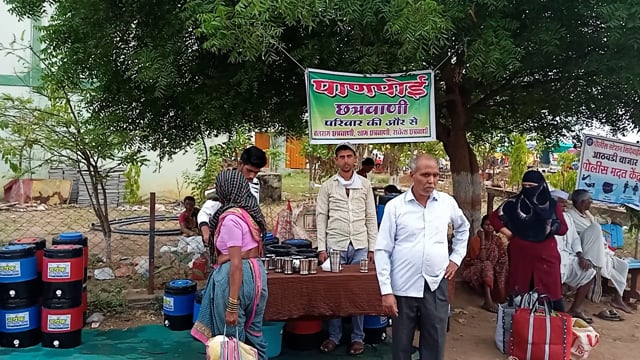 सिंदेवाही-लोनवाही के सप्ताहिक बाजार में आनेवाले नागरिकों की प्यास बुझा रहा है, छत्रवाणी परिवार. 