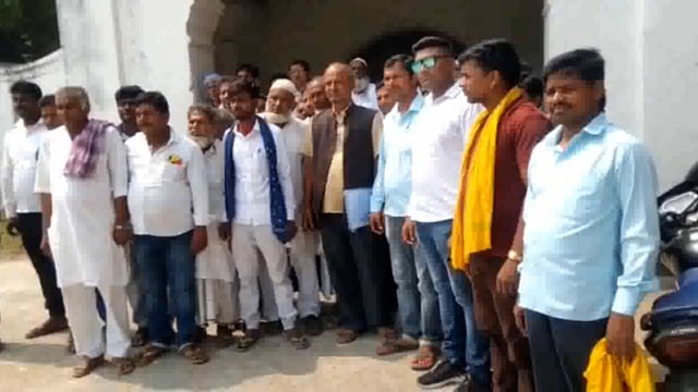 सिमरी बख्तियारपुर सासंद आवास पर केंगरी नदी पर पुल की मांग को लेकर ग्रामीणों ने सासंद को आवेदन