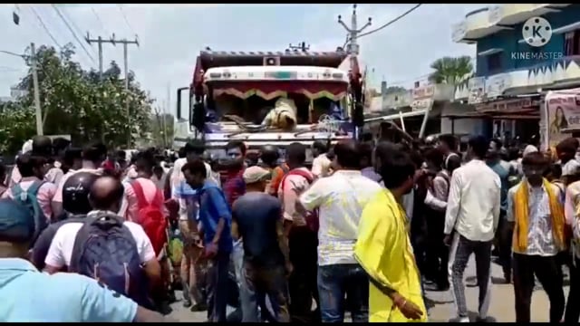 जहानाबाद के काको मोड़ के समीप एक अनियंत्रित हाईवा ने दो ऑटो और एक बाइक को मारी टक्कर बाल बाल बचे लोग।