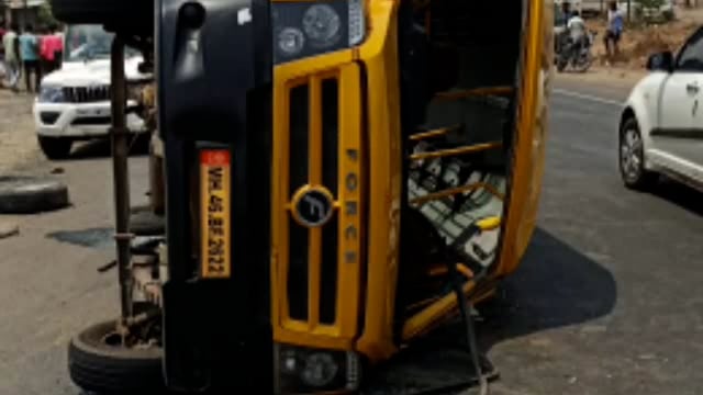 लोणी मोड येथे लग्नाच्या वऱ्हाडाचा टेम्पो पलटी चार ते पाच व्यक्ती जखमी झाल्याची घटना