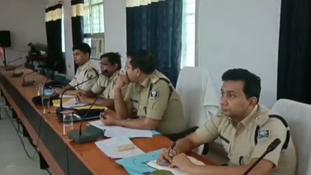 समाहरणालय स्थित पुलिस कक्ष में एसपी ने थानाध्यक्ष एवं वरीय पुलिस पदाधिकारियों के साथ की क्राइम मीटिंग