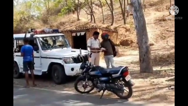 फुल्लीडुमर पुलिस ने थाना के समीप दुर्गा स्थान के पास वाहन जांच में चालकों से ₹1500 का चालान काटा